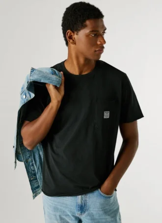 Camiseta de corte regular con bolsillo delantero