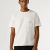Camiseta de corte regular con bolsillo delantero Camiseta de corte regular con bolsillo delantero