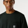 Camiseta de corte regular con bolsillo delantero Camiseta de corte regular con bolsillo delantero