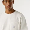 Camiseta de corte regular con bolsillo delantero Camiseta de corte regular con bolsillo delantero