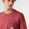 Camiseta de corte regular con bolsillo delantero