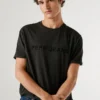Camiseta de corte regular con logotipo bordado Camiseta de corte regular con logotipo bordado