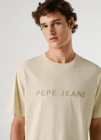 Camiseta de corte regular con logotipo bordado