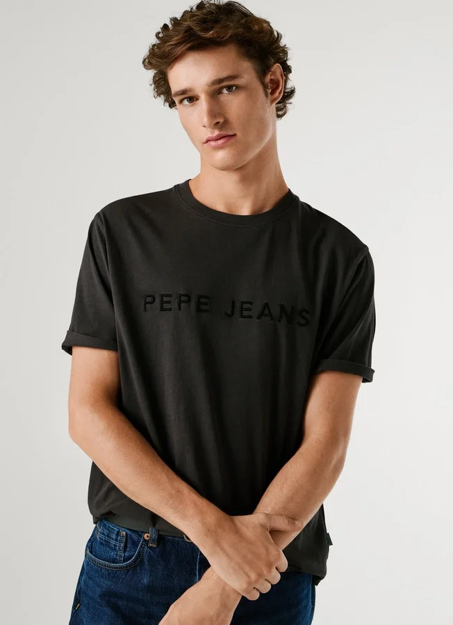 Camiseta de corte regular con logotipo bordado Camiseta de corte regular con logotipo bordado