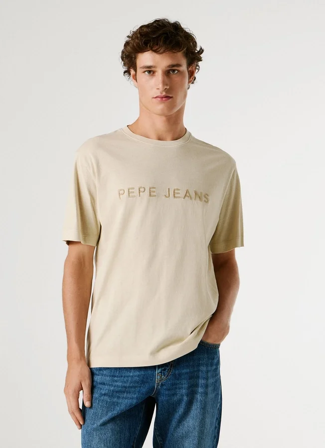 Camiseta de corte regular con logotipo bordado Camiseta de corte regular con logotipo bordado