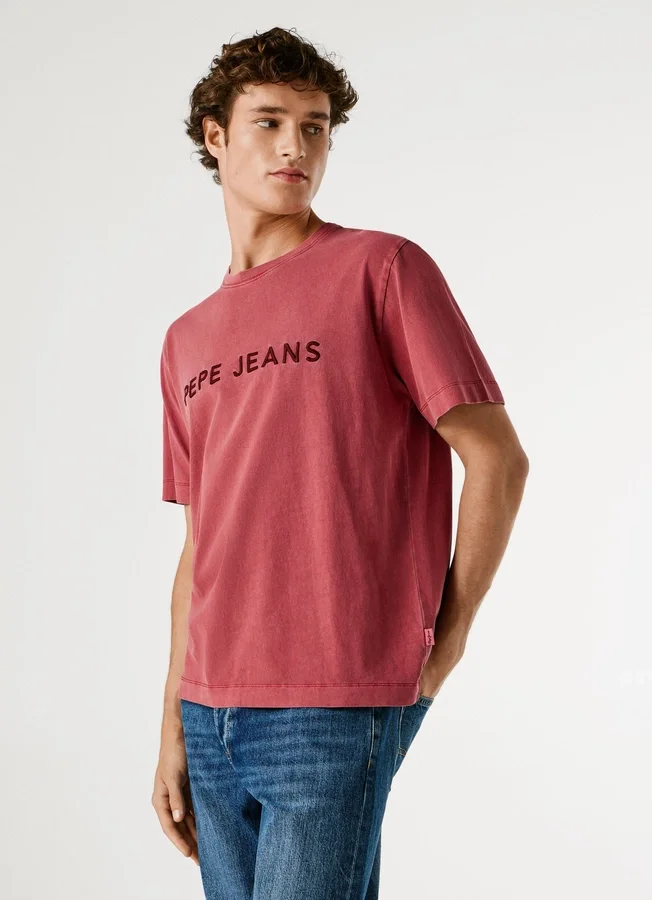 Camiseta de corte regular con logotipo bordado