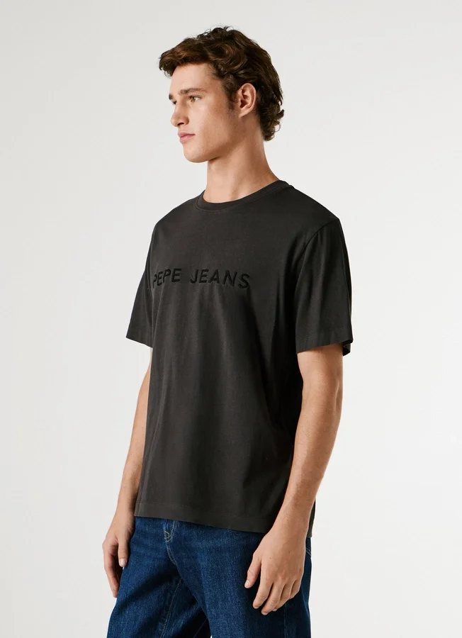 Camiseta de corte regular con logotipo bordado Camiseta de corte regular con logotipo bordado