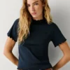Camiseta de punto calado con logotipo bordado Camiseta de punto calado con logotipo bordado