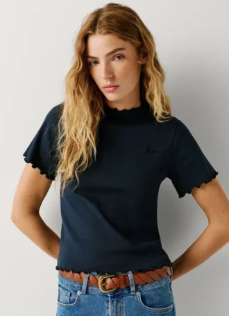 Camiseta de punto calado con logotipo bordado
