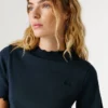 Camiseta de punto calado con logotipo bordado Camiseta de punto calado con logotipo bordado