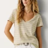 Camiseta de rayas con cuello en V