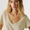 Camiseta de rayas con cuello en V