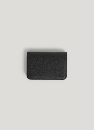 Cartera con logotipo en relieve