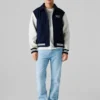 Chaqueta bomber estilo universitario