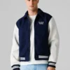 Chaqueta bomber estilo universitario