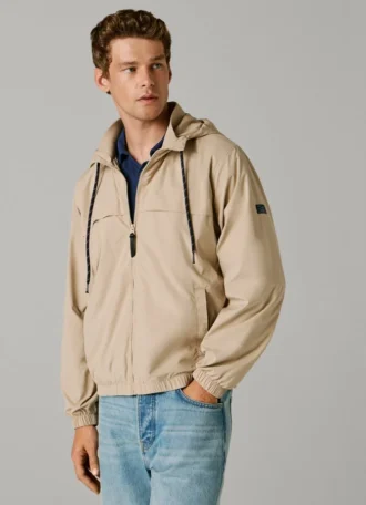 Chaqueta cortavientos con capucha