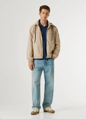 Chaqueta cortavientos con capucha