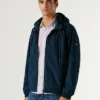 Chaqueta cortavientos con capucha