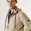 Chaqueta cortavientos con capucha