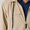 Chaqueta cortavientos con capucha