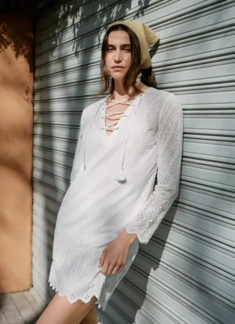 Minivestido con detalles calados