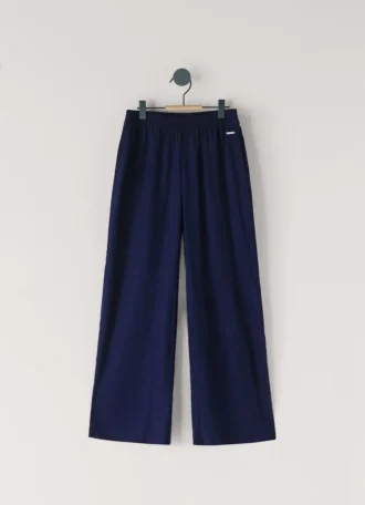 Pantalones anchos y fluidos