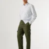 Pantalones cargo de sarga de corte regular Pantalones cargo de sarga de corte regular