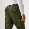 Pantalones cargo de sarga de corte regular Pantalones cargo de sarga de corte regular