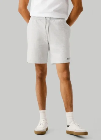 Pantalones cortos tipo bermuda de felpa de corte ajustado