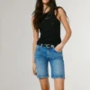 Pantalones cortos vaqueros de corte ajustado Pantalones cortos vaqueros de corte ajustado