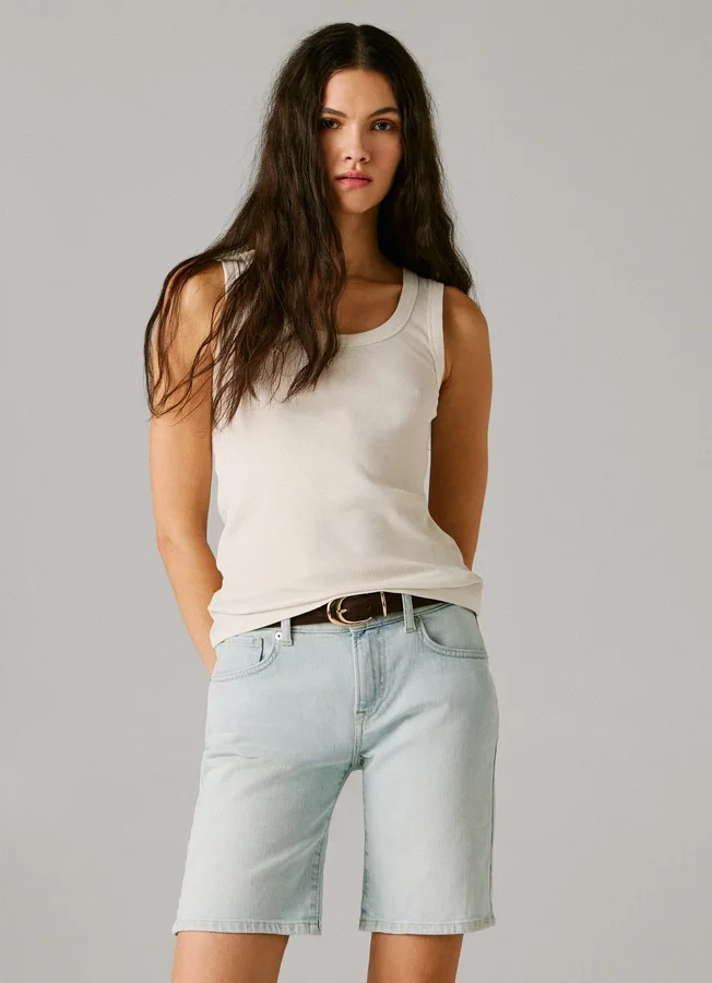 Pantalones cortos vaqueros de corte ajustado Pantalones cortos vaqueros de corte ajustado