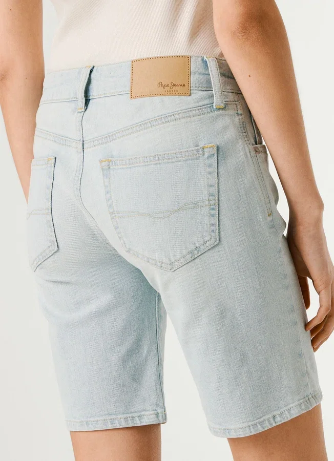 Pantalones cortos vaqueros de corte ajustado Pantalones cortos vaqueros de corte ajustado