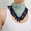 Pañuelo de sarga con borlas Pañuelo de sarga con borlas