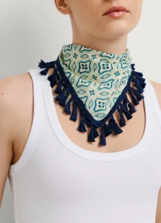 Pañuelo de sarga con borlas