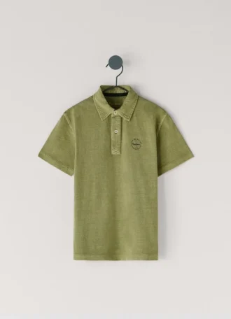 Polo de corte regular teñido en prenda