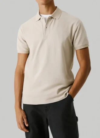 Polo de piqué con estampado en la espalda