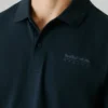 Polo de piqué con estampado en la espalda