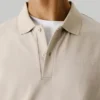 Polo de piqué con estampado en la espalda
