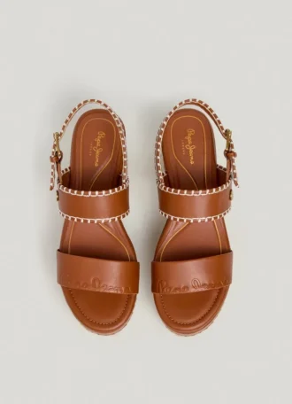 Sandalias de cuña con cierre de hebilla