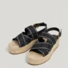 Sandalias de cuña con cierre de hebilla