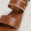 Sandalias de cuña con cierre de hebilla