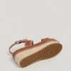 Sandalias de cuña con cierre de hebilla