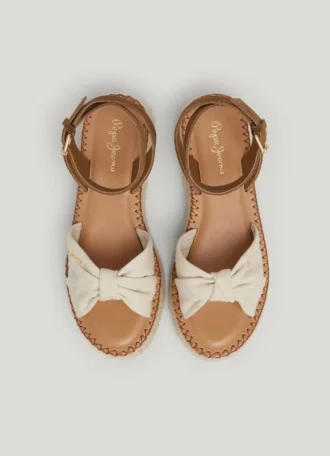 Sandalias de cuña con tiras cruzadas