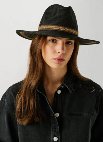 Sombrero de rafia