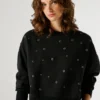 Sudadera de cuello redondo con tachuelas Sudadera de cuello redondo con tachuelas