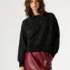 Sudadera de cuello redondo con tachuelas Sudadera de cuello redondo con tachuelas