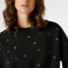 Sudadera de cuello redondo con tachuelas Sudadera de cuello redondo con tachuelas