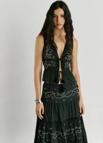Top con detalles bordados