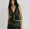 Top con detalles bordados