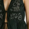Top con detalles bordados